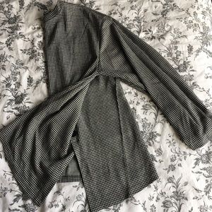 Zara light knit b&w button back blouse
